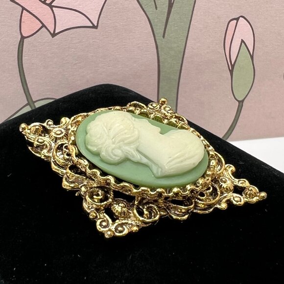 Gerrys Green Resin Cameo Brooch - Picture 3 of 5
